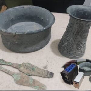 پلیس جیرفت ۴ عدد شی باستانی را کشف کرد