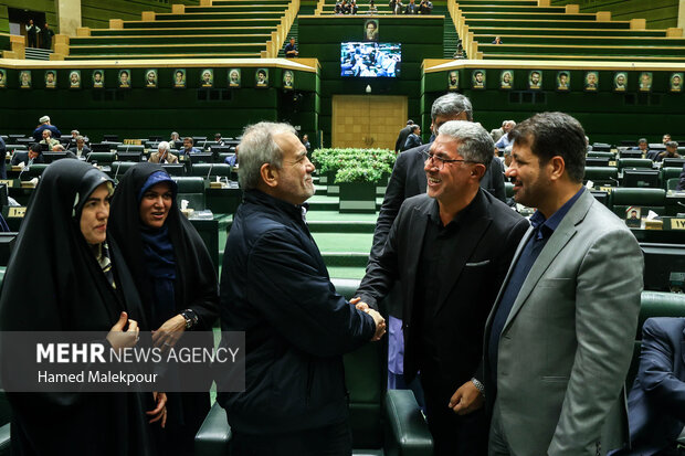 جلسه بررسی لایحه بودجه ۱۴۰۵ در صحن مجلس با حضور رئیس جمهور