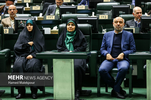 جلسه بررسی لایحه بودجه ۱۴۰۵ در صحن مجلس با حضور رئیس جمهور