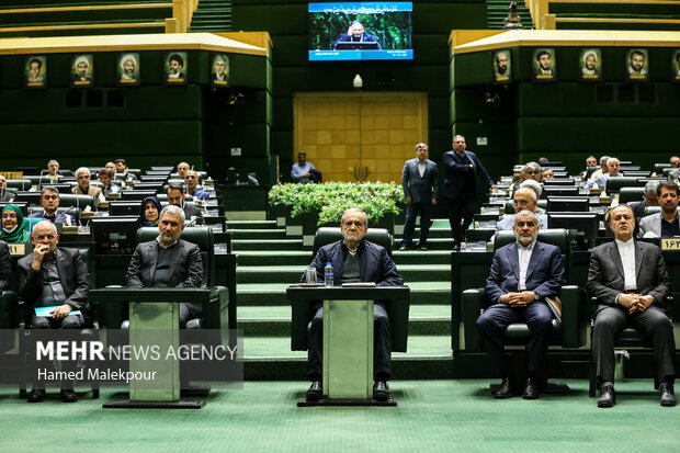 جلسه بررسی لایحه بودجه ۱۴۰۵ در صحن مجلس با حضور رئیس جمهور