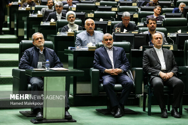 جلسه بررسی لایحه بودجه ۱۴۰۵ در صحن مجلس با حضور رئیس جمهور