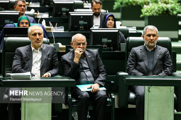 جلسه بررسی لایحه بودجه ۱۴۰۵ در صحن مجلس با حضور رئیس جمهور