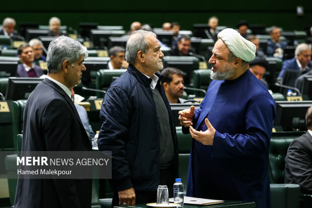 جلسه بررسی لایحه بودجه ۱۴۰۵ در صحن مجلس با حضور رئیس جمهور