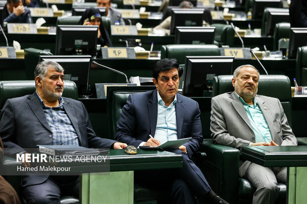 جلسه بررسی لایحه بودجه ۱۴۰۵ در صحن مجلس با حضور رئیس جمهور