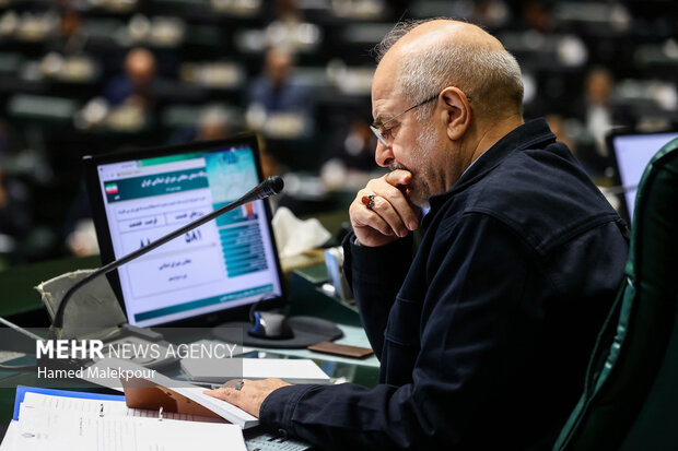 جلسه بررسی لایحه بودجه ۱۴۰۵ در صحن مجلس با حضور رئیس جمهور