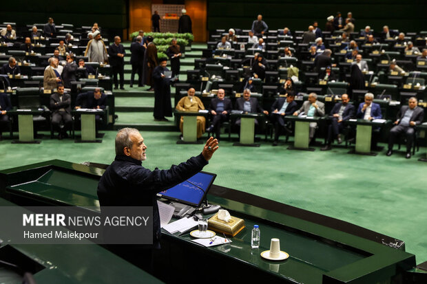 جلسه بررسی لایحه بودجه ۱۴۰۵ در صحن مجلس با حضور رئیس جمهور