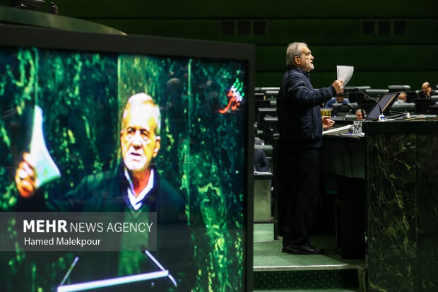 جلسه بررسی لایحه بودجه ۱۴۰۵ در صحن مجلس با حضور رئیس جمهور