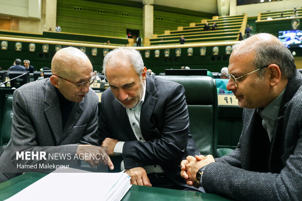 جلسه بررسی لایحه بودجه ۱۴۰۵ در صحن مجلس با حضور رئیس جمهور