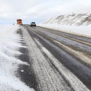 نمک‌پاشی محورهای خمین و ساوه توسط راهداران برای جلوگیری از یخ‌زدگی