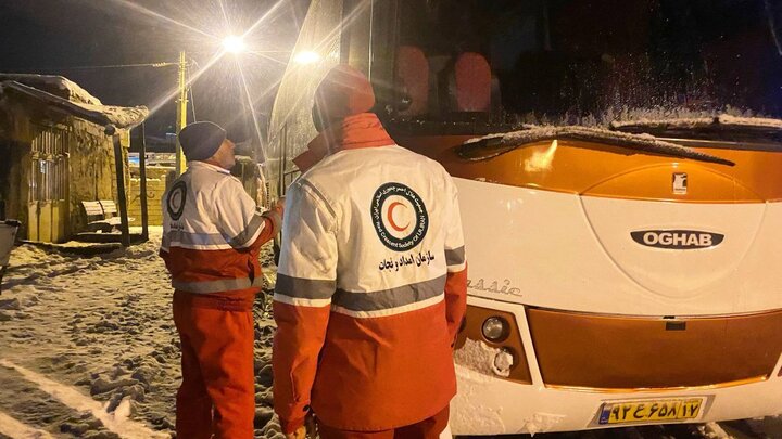 مسافران اتوبوس گرفتار در کولاک محور شاهین‌دژ – تکاب امدادرسانی شدند