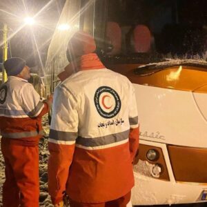 مسافران اتوبوس گرفتار در کولاک محور شاهین‌دژ – تکاب امدادرسانی شدند