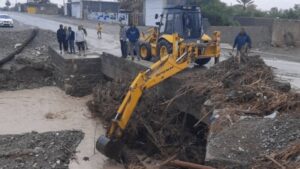 بازگشایی دهنه‌های پل روستای سکل پس از انسداد بر اثر بارندگی اخیر