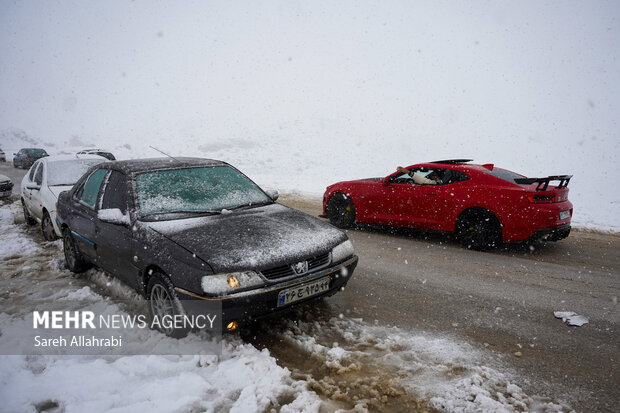 پناهی مقدم: امدادرسانی به ۸۰۰ خودرو در برف؛ ۴ محور ارتباطی مسدود است