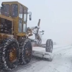 انجام عملیات برفروبی و نمک‌پاشی راهداران سنندج در محورهای مواصلاتی