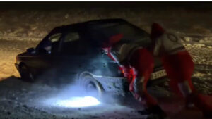 امدادرسانی به مسافران وخودروهای گرفتار در کولاک ‌در آذربایجان غربی