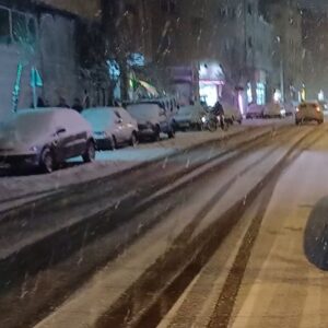 گرفتار شدن چندین خودرو در برف شهرستان اسکو