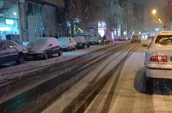 گرفتار شدن چندین خودرو در برف شهرستان اسکو