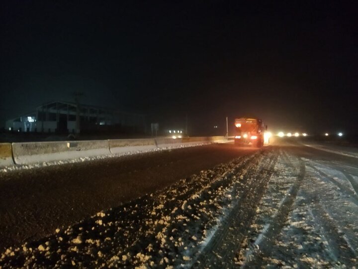 انجام عملیات برف روبی و نمک پاشی محورهای مواصلاتی شرق استان سمنان