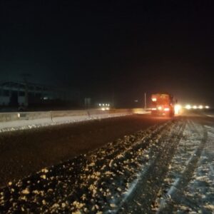 انجام عملیات برف روبی و نمک پاشی محورهای مواصلاتی شرق استان سمنان