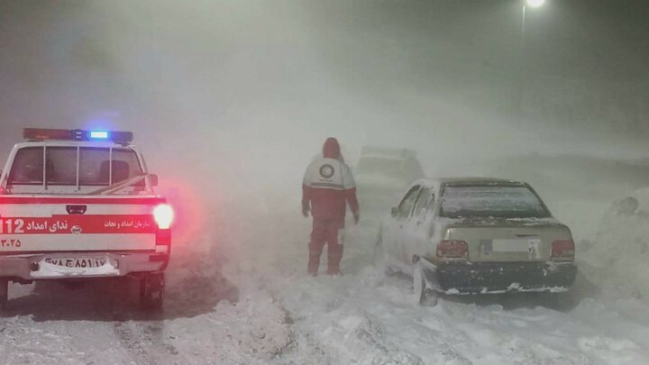 محبوبی: رهاسازی ۴۷ خودرو از برف در محور پیرانشهر؛ ۶۶ نفر اسکان یافتند