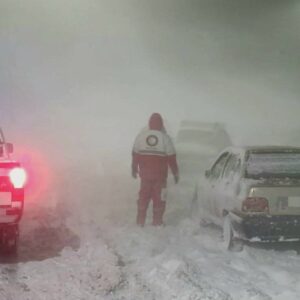 محبوبی: رهاسازی ۴۷ خودرو از برف در محور پیرانشهر؛ ۶۶ نفر اسکان یافتند