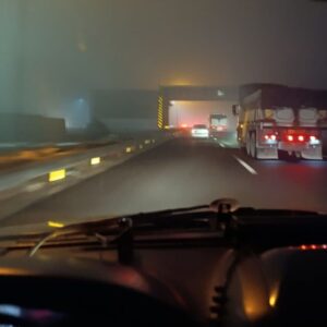 امدادرسانی راهداران مرکزی به خودروهای گرفتار در محور خمین- الیگودرز