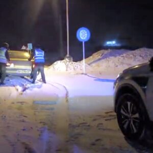 کمک‌های انسان‌دوستانه پلیس راه به رانندگان در محور شهمیرزاد-کیاسر