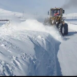 برفروبی محدوده زرینه اوباتو و محور دیواندره- سقز توسط راهداران
