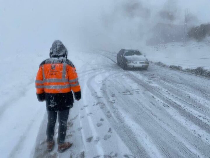 تردد در گردنه‌های چری و شاه منصوری فقط با زنجیرچرخ امکان‌پذیر است