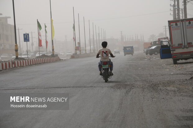 ورود طوفان و گرد و خاک به هرمزگان؛ گرد و خاک هشتبندی را در نوردید