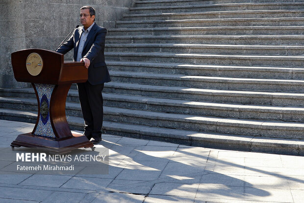 عبدالناصر همتی رئیس کل بانک مرکزی جمهوری اسلامی ایران در حاشیه جلسه هیئت دولت