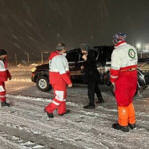فوت ۱۰ نفر در برف و کولاک؛ امدادرسانی به ۲۵ هزار نفر توسط هلال احمر