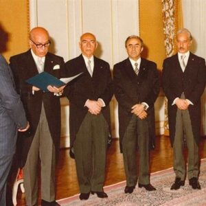 کارگزار پهلوی: چه دلیلی دارد ابله (رضا پهلوی) پادشاه باشد؟