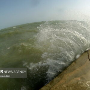 طوفان به قایق‌ها و لنج‌های ساحل کنارک آسیب زد