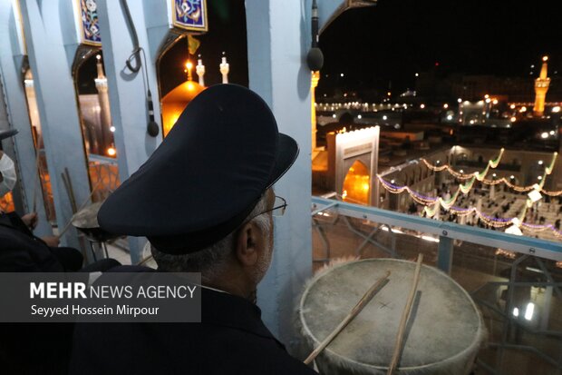 نقاره نوازی در شب میلاد حضرت علی(ع) در حرم مطهر رضوی