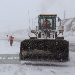 محور مهریز–کنجکوه در پی بارش برف مسدود شد