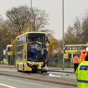 ۱۸ نفر در تصادف اتوبوس مدرسه در جنوب شرقی انگلستان مصدوم شدند