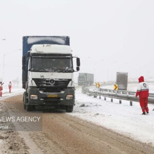 استقرار راهداران در محورهای برف‌گیر