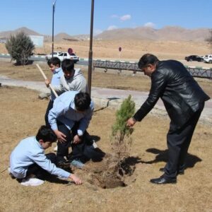 درخت کاری به نام پدر و با یاد شهید سلیمانی در سمنان