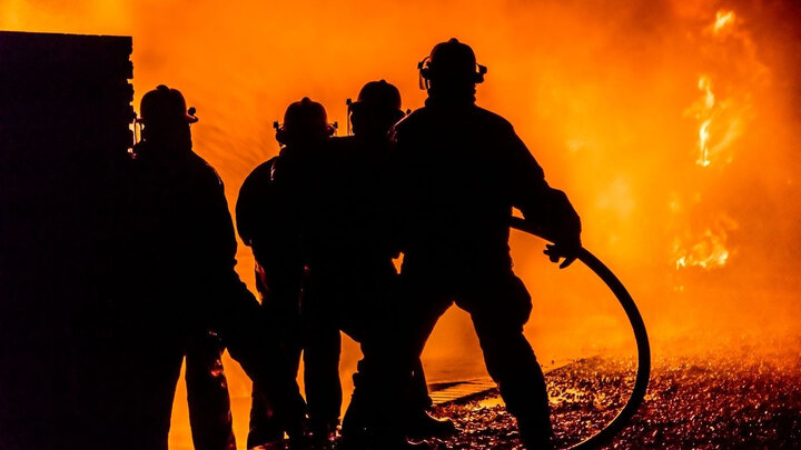 آتش‌سوزی مجتمع مسکونی خیابان میر ۲ فوتی داشت؛ نجات ۱۵ نفر از ساکنان