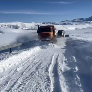 ۳۰۰ خودروی گرفتار در مسیر نقده – پیرانشهر رها سازیی و امداد رسانی شدند