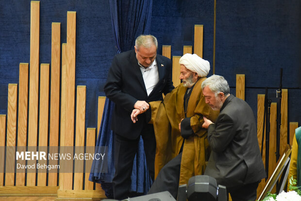 همایش اعطای نشان مشهد