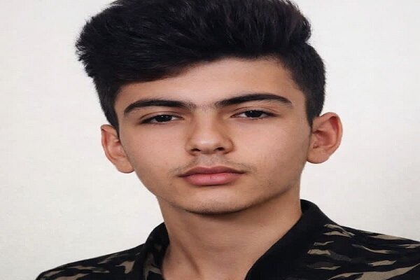 دیدار فرماندار و امام جمعه با خانواده شهید «امیرحسام خدایاری‌فرد»