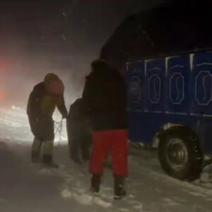 گرفتاری مسافران در برف و کولاک در محور خوی _ چالدران؛ تداوم امدادرسانی