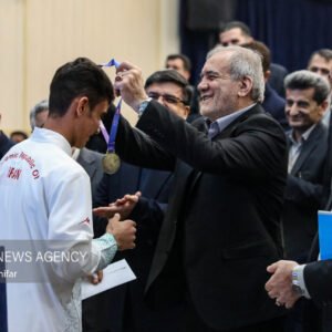 دانش‌آموز قهرمان جهان مدالش را وقف مدرسه‌سازی کرد