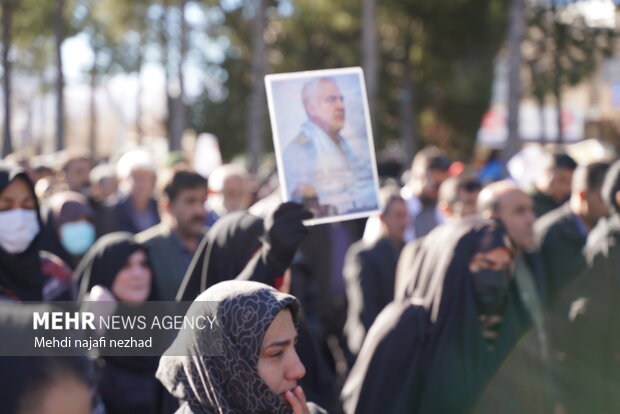 تشییع شهید مجید رحیمی مهر بر روی دستان مردم شهر ایاسور