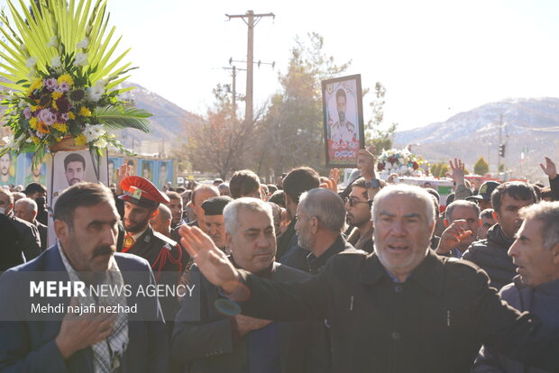 تشییع شهید مجید رحیمی مهر بر روی دستان مردم شهر ایاسور