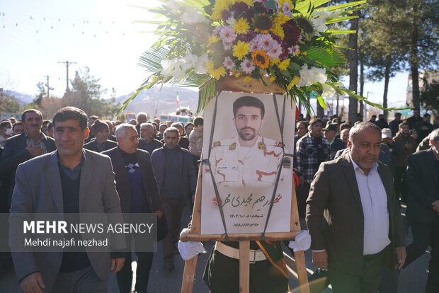 تشییع شهید مجید رحیمی مهر بر روی دستان مردم شهر ایاسور