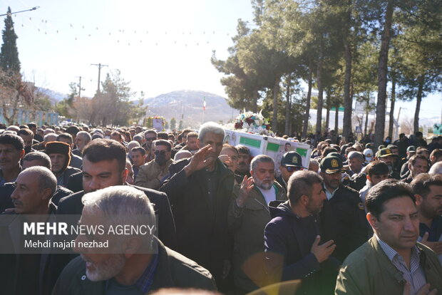 تشییع شهید مجید رحیمی مهر بر روی دستان مردم شهر ایاسور
