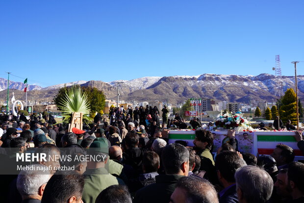 تشییع شهید مجید رحیمی مهر بر روی دستان مردم شهر ایاسور